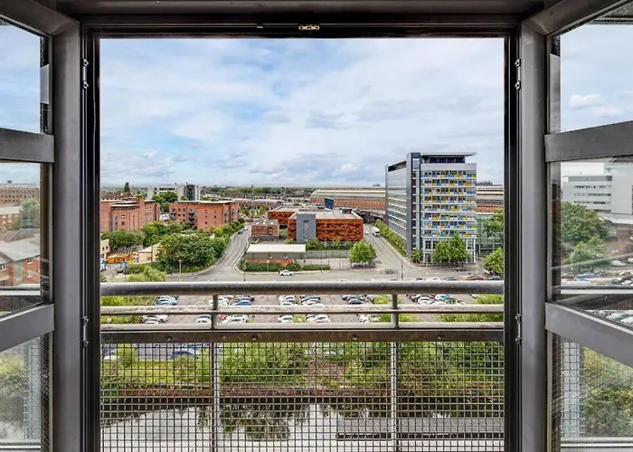 Large 2 Bed 2 Bath Central Manchester