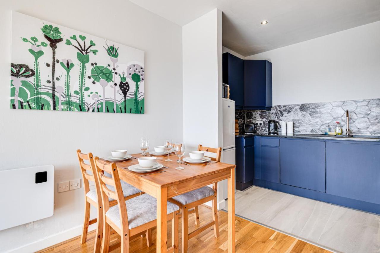 Large 2 Bed 2 Bath Апартаменты