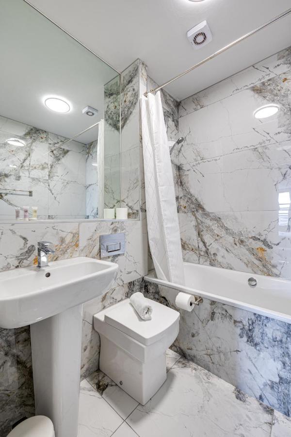 Large 2 Bed 2 Bath Апартаменты