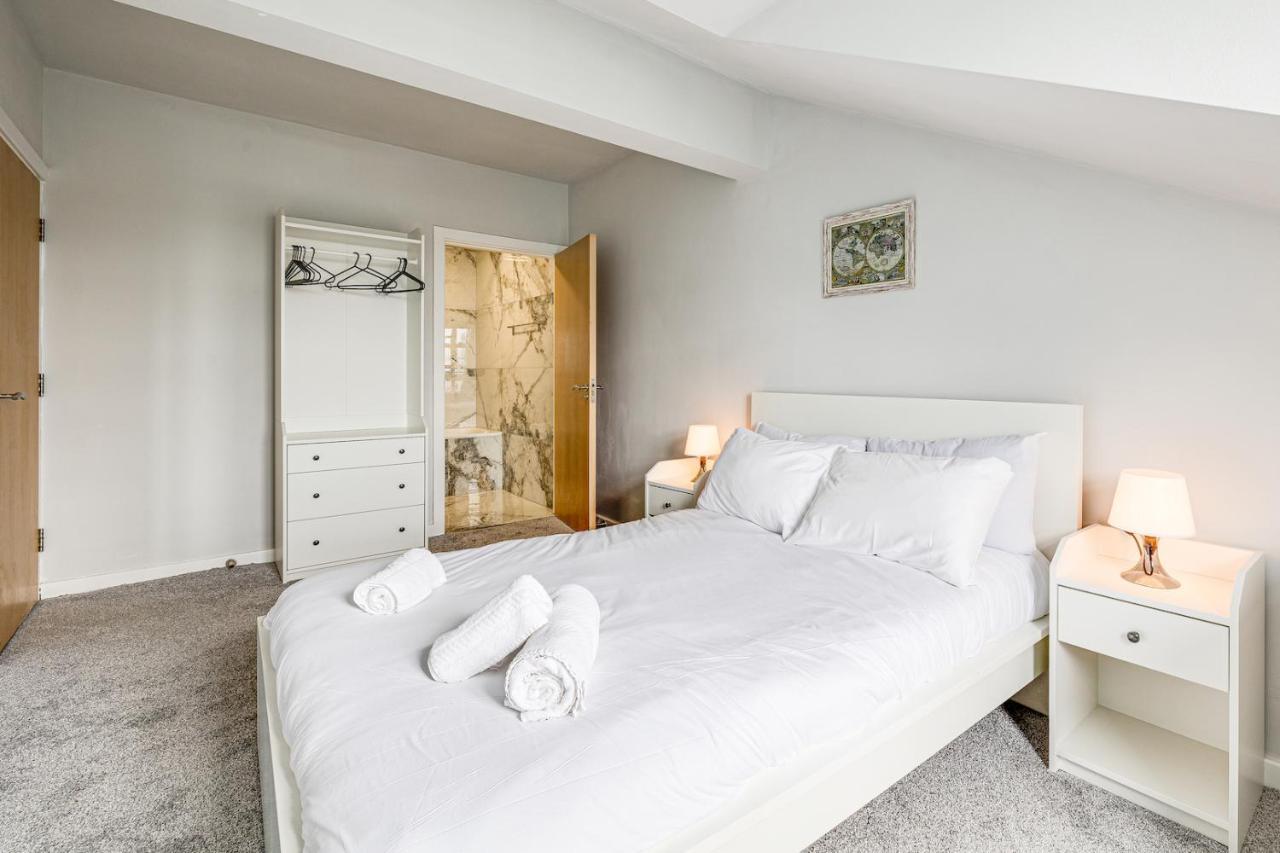 Large 2 Bed 2 Bath Манчестер