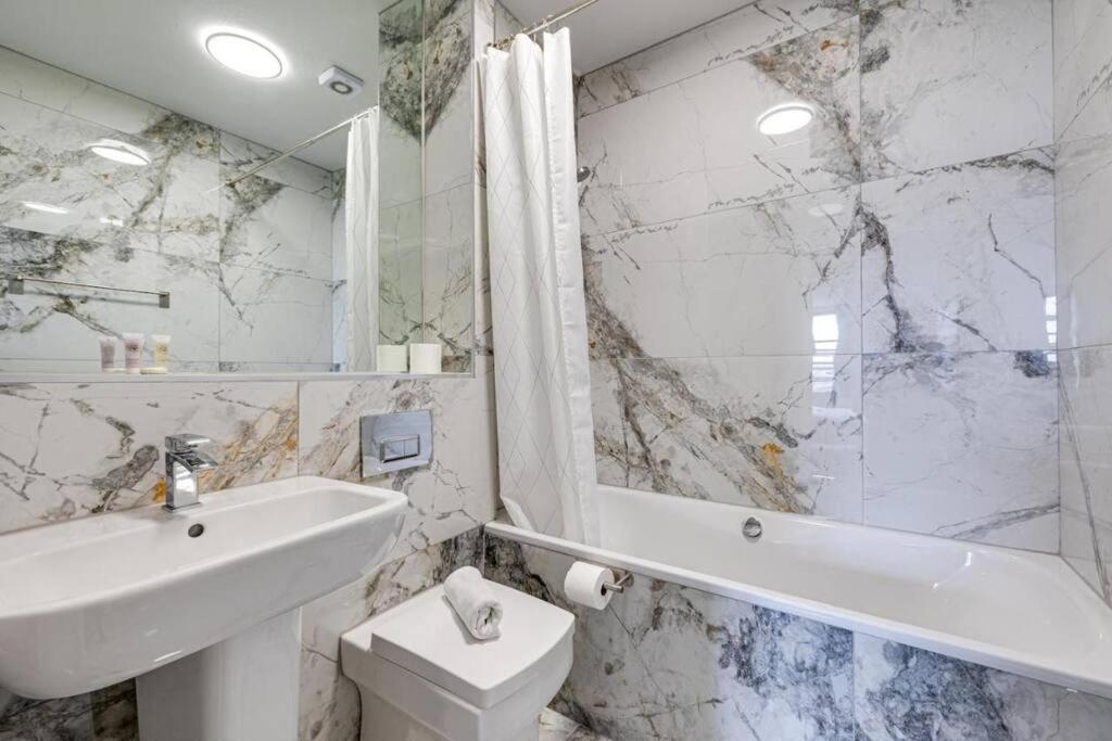 Large 2 Bed 2 Bath * Манчестер
