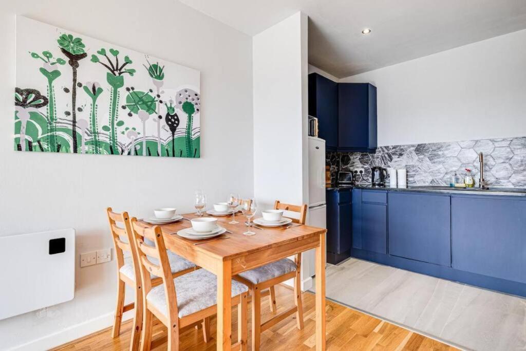 Large 2 Bed 2 Bath Апартаменты