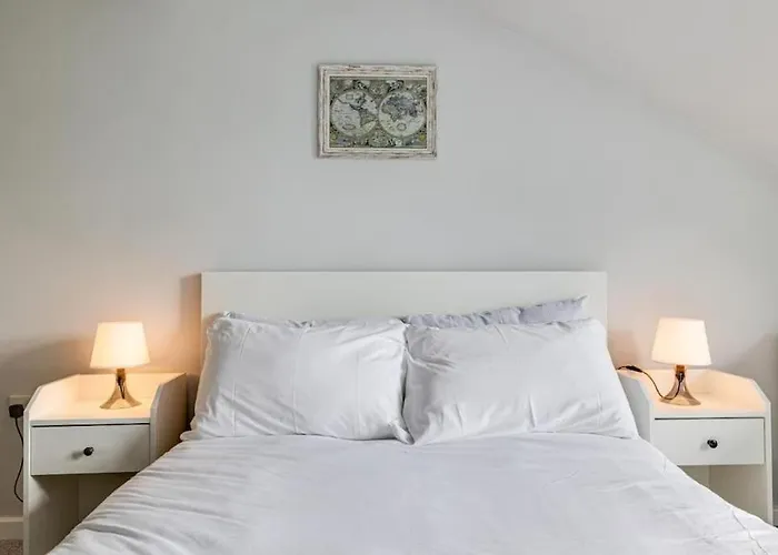 Large 2 Bed 2 Bath Central Manchester